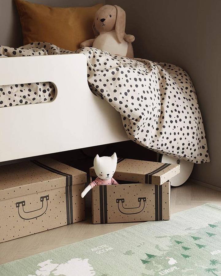 Aprovecha cualquier rincón de la habitación para guardar sus tesoros. Este peluche de gatito cuesta 12.99 euros, y las cajas, entre 7.99 y 12.99 euros.