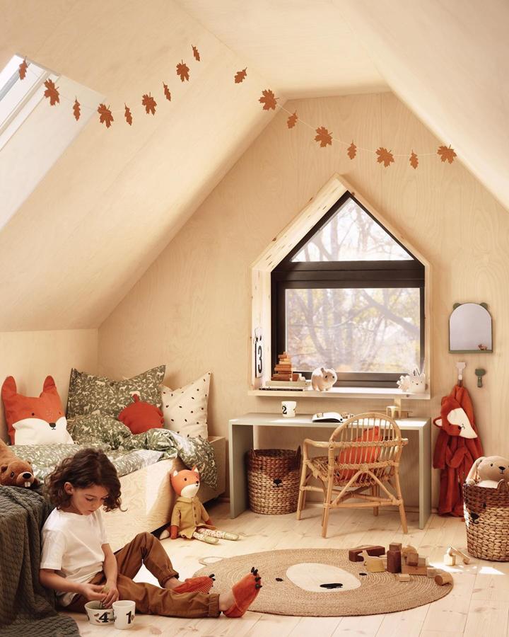 Esta habitación infantil que nos proponen desde H&M comjuga a la perfección espacio de descanso, estudio y juegos para tus hijos. El juego de sábanas cuesta 22.99 euros, la alfobra, 27.99, igual que el set de cestos de almacenamiento, y la guirnalda otoñal, 7.99 euros.