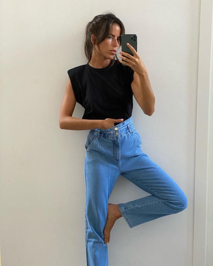 La camiseta de hombreras llegó en primavera para quedarse, por lo menos, hasta el otoño. Combínala sin complicarte la vida como hace la influencer Nina Urgell, con unos vaqueros.