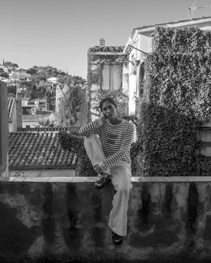 No es que sea un básico, es que es un 'must'. La camiseta de rayas marineras es eterna y desde Coco Chanel, no ha desaparecido de los armarios de las mujeres en ningún momento de la historia.  Además de quitarte años de encima , la podrás llevar prácticamente todo el año sin que te falle en ningún look.