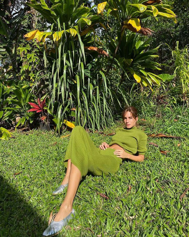 Falda y top, pantalón, shorts... todo vale para este tejido que pocas veces ha vivido una época tan gloriosa. Si no te atreves así, como lo lleva Gala González, empieza con un twin set, el conjunto de toda la vida de top y rebeca que puedes llevar con unos vaqueros.