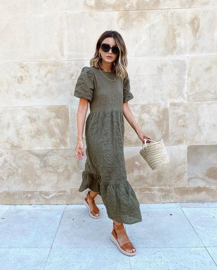 Con la llegada del otoño, nos apetece algo más de sobriedad y, aunque no dejemos de lado los estampados (el animal print sigue de moda), nos vamos a decantar por los tonos lisos y neutros en vestidos midi, de corte sencillo, como este que lleva Alexandra Pereira.