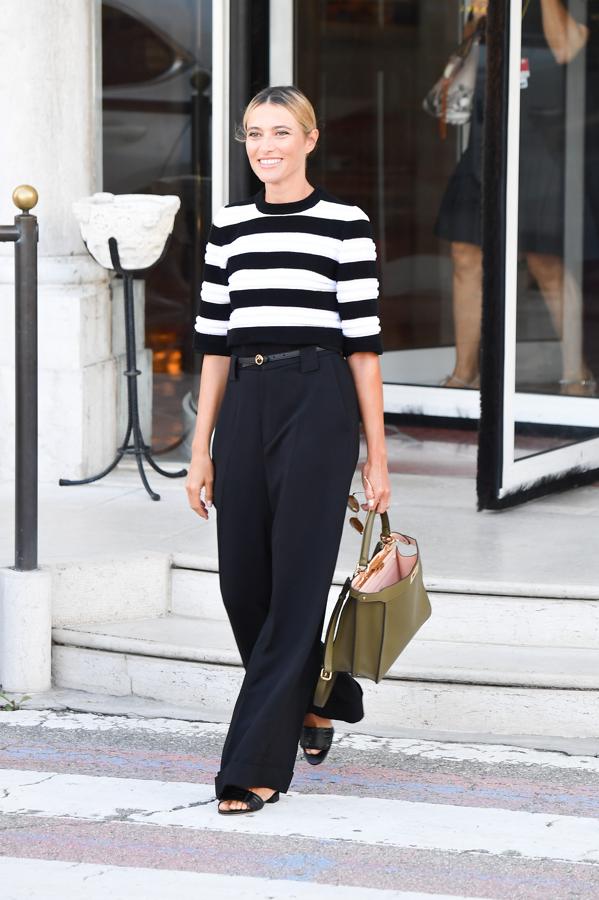 Sencilla y perfecta hemos visto a Anna Foglietta a su llegada al Festival de Venecia.