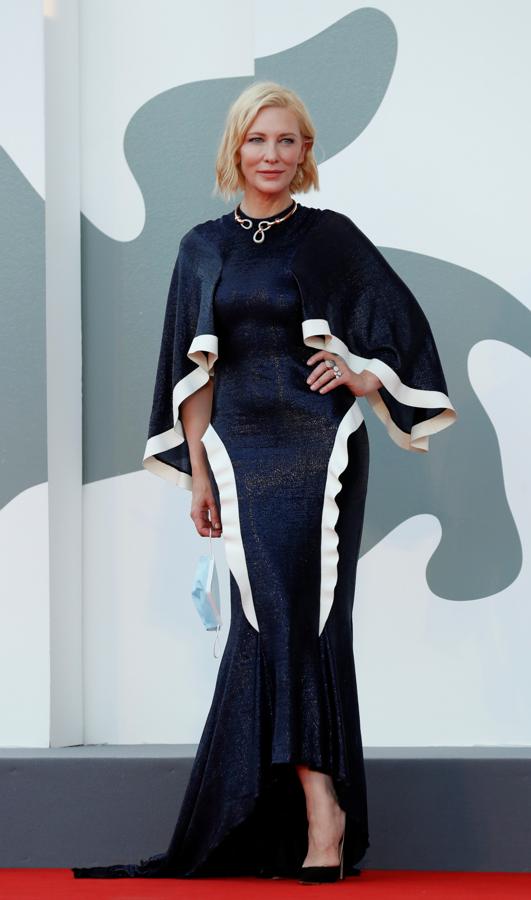 Cate Blanchett, tan elegante como siempre, apostó por este original diseño bicolor con silueta sirena, un vestido que pertenece a la colección verano 2016 de Esteban Cortázar.