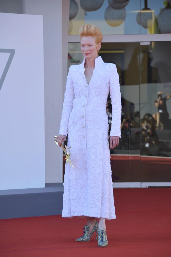 Tilda Swinton fue una de las protagonistas indiscutibles de la alfombra roja de 'La piel humana', la película que Almodóvar presenta en el Festival de Venecia, donde nos dejó con la boca abierta con su vestido abrigo de Chanel Alta Costura y con sus zapatos victorianos.