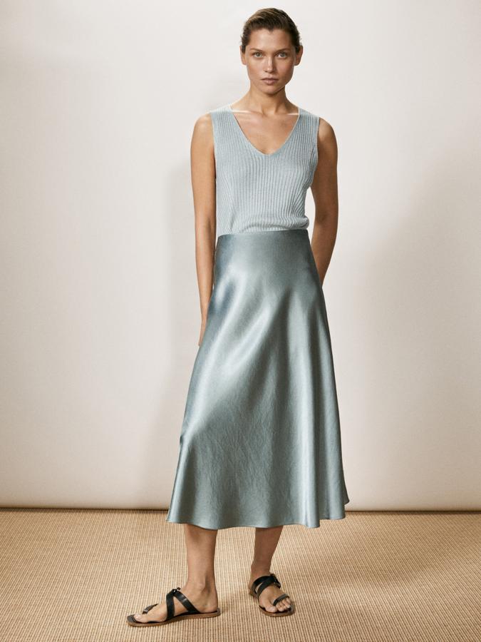 Falda midi lencera en color verde agua, de las rebajas de Massimo Dutti, perfecta para llevar ahora con sandalias y en invierno, con botas (49,95 euros).