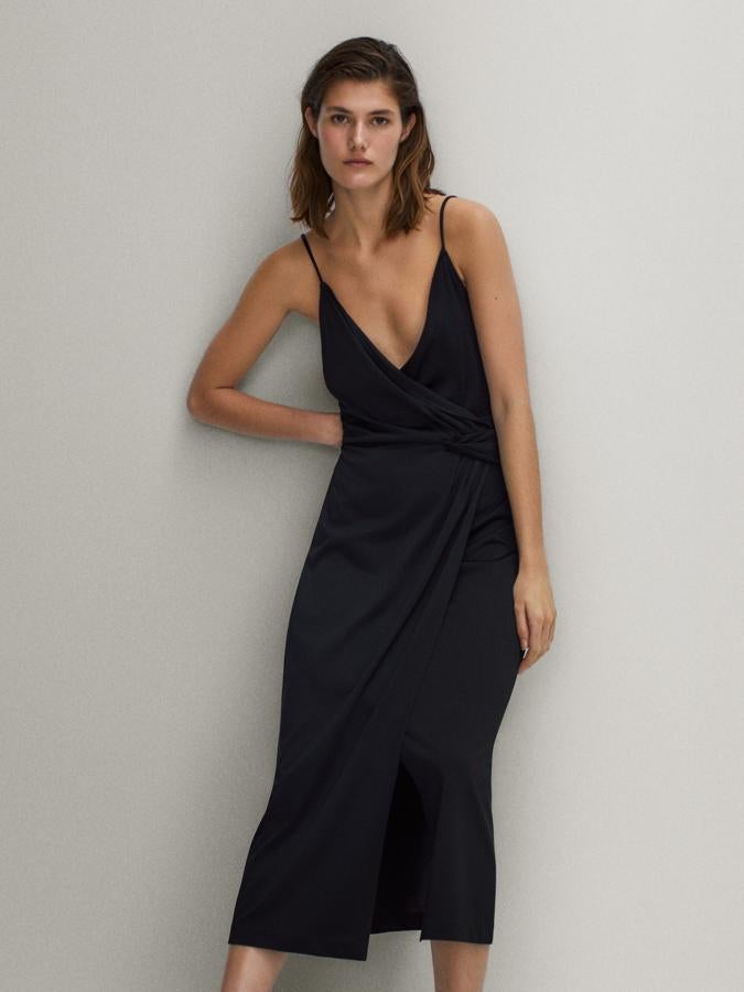 Vestido lencero de corte cruzado con un estratégico drapeado a la altura de la tripa, de las rebajas de Massimo Dutti (39,95 euros).