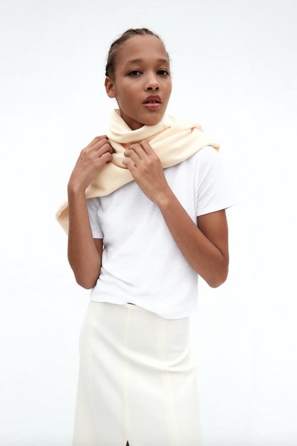 Entre las camisetas básicas más asequibles está esta de Zara con cuello redondo y manga corta confeccionada en algodón orgánico. Cuesta 5,95 euros y está disponible en las tallas S, M y L y en beige, negro y gris antracita.