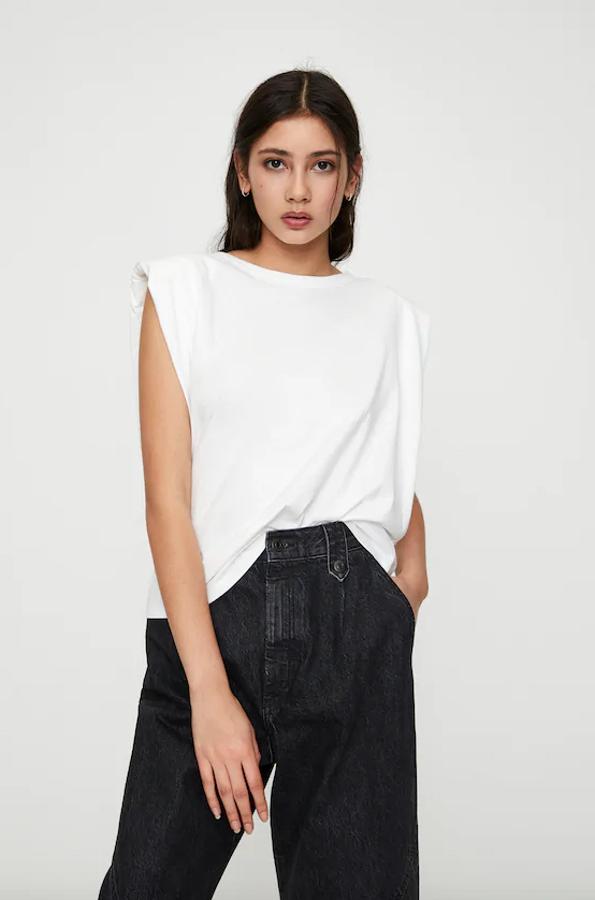 Las hombreras son una tendencia y esta camiseta sin mangas de Pull&Bear es una excelente opción para sumarse a ella. De 15,99 euros ha pasado a costar 9,99 euros y está disponible entre las tallas XS y XL, y en color blanco, negro, chocolate, amarillo, caqui, rosa sucio y gris.