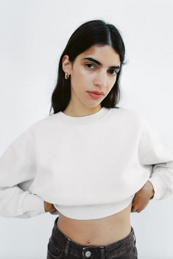 Las sudaderas son una de las tendencias otoñales más fuertes y en Zara hemos encontrado esta con cuello redondo, mangas largas y acabados en rib. Tiene un precio de 9,95 euros y está disponible en las tallas S, M y L, y en los colores negro, lila y verde, además del blanco roto.