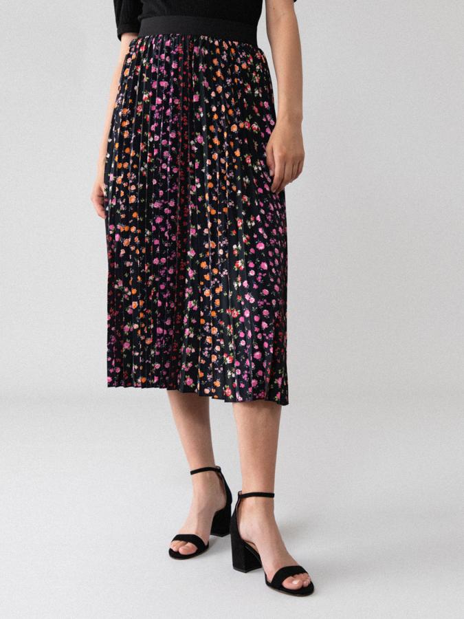 El diseño plisado no podía faltar en las colecciones de nueva temporada y en Lefties lo encontramos en tres bonitos estampados con goma elástica en la cintura. Cuesta 12,99 euros y podemos encontrarla entre las tallas XS y XL.