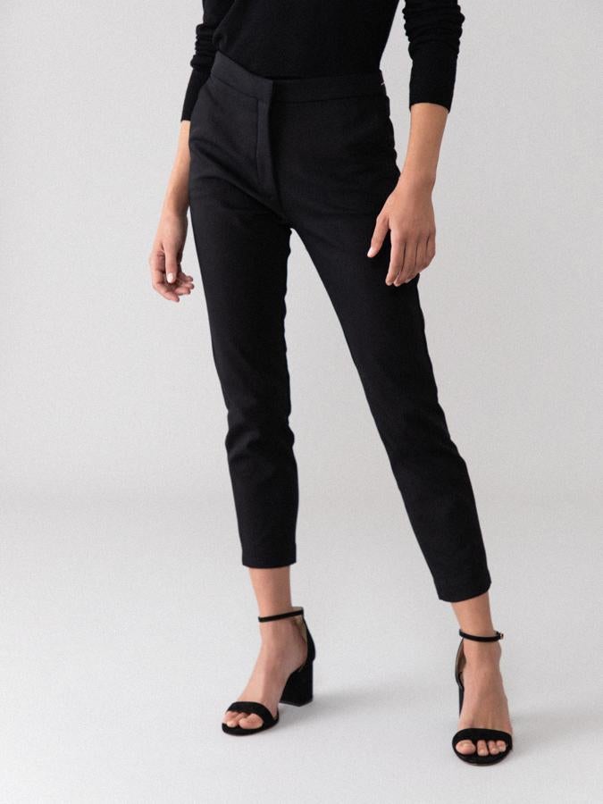 Para las que quieren renovar sus pantalones de vestir Lefties tiene estos con goma elástica en la espalda en cinco colores, entre ellos el rojo, el blanco o el negro. Tienen un precio de 14,99 euros y podemos encontrarlos entre las tallas XS y XXL.