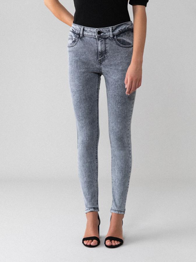 El diseño vaquero más favorecedor, el push up, no podía faltar entre las propuestas de Lefties y está disponible en siete colores diferentes. De tiro medio y tejido elástico, cuesta 15,99 euros y podemos encontrarlo entre las tallas 34 y 46.