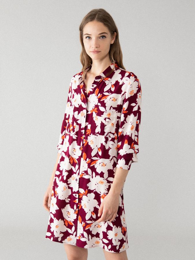 Este vestido corto de cuello camisero viene con dos bolsillos en el pecho y está confeccionado con tejido de viscosa suave. De corte holgado, cuesta 12,99 euros y podemos encontrarlo en cuatro diseños diferentes entre las tallas XS y XXL.