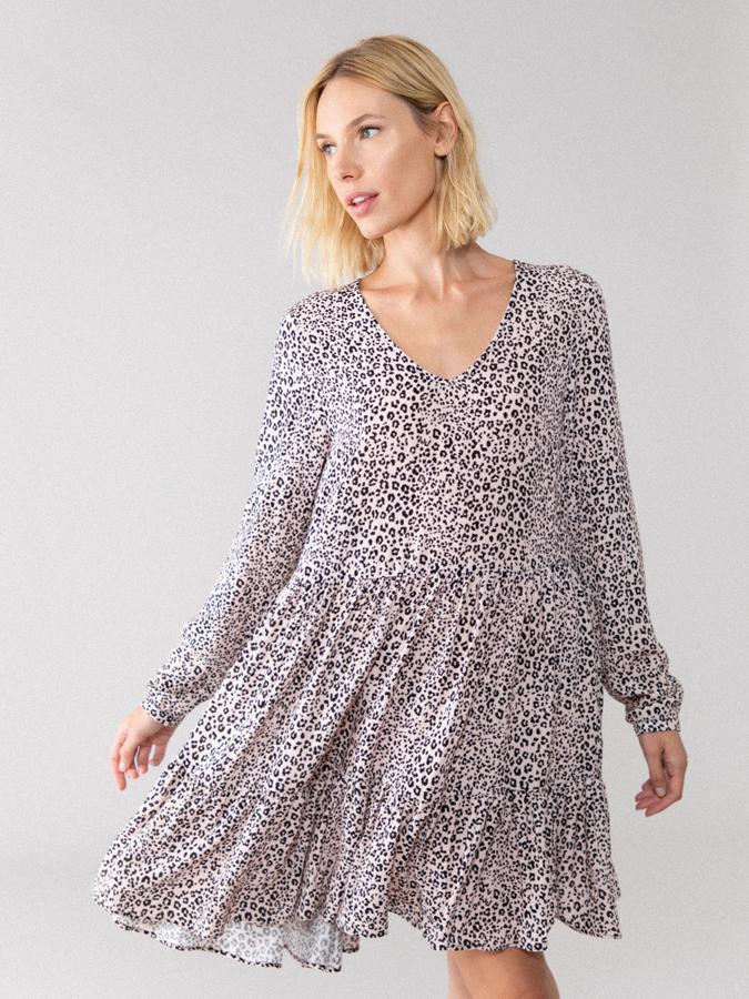 Diseño ovesize con escote de pico para este vestido corto de manga larga con dos cortes fruncidos que dan a la prenda volumen. Tiene un precio de 15,99 euros y podemos encontrarlo en cuatro estampados diferentes entre las tallas XS y XL.