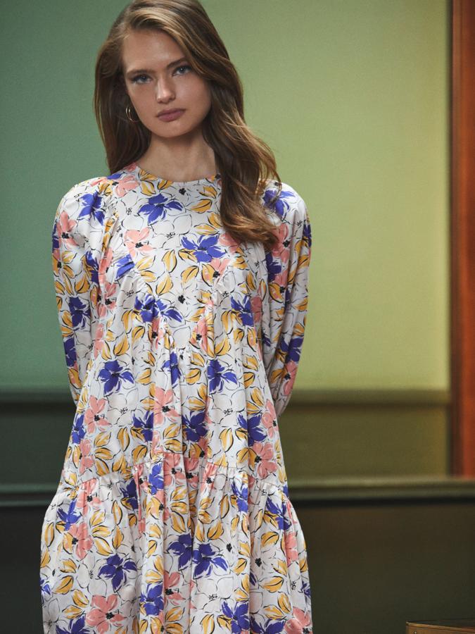 Entre las propuestas más apetecibles de Lefties están los vestidos cortos de popelín con frunces, con cuello redondo y manga larga con goma en los puños. Con volantes en el bajo, podemos encontrarlo en tres diseños diferentes, entre las tallas XS y L, por 15,99 euros.