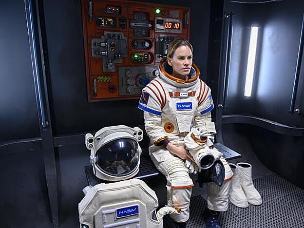 Hilary Swank, astronauta en Away