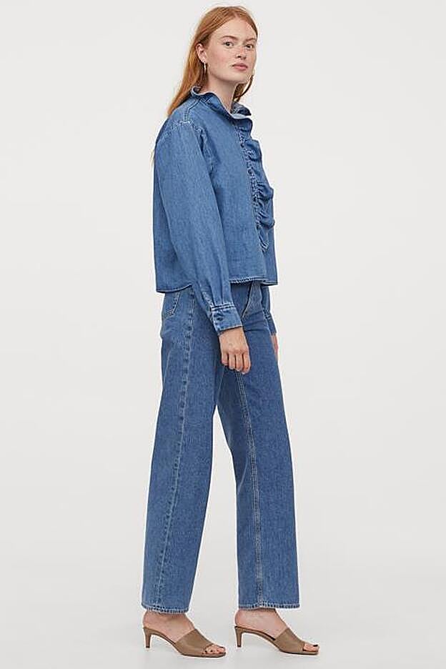 Camisa vaquera con volante frontal, de H&M (24,99 €).