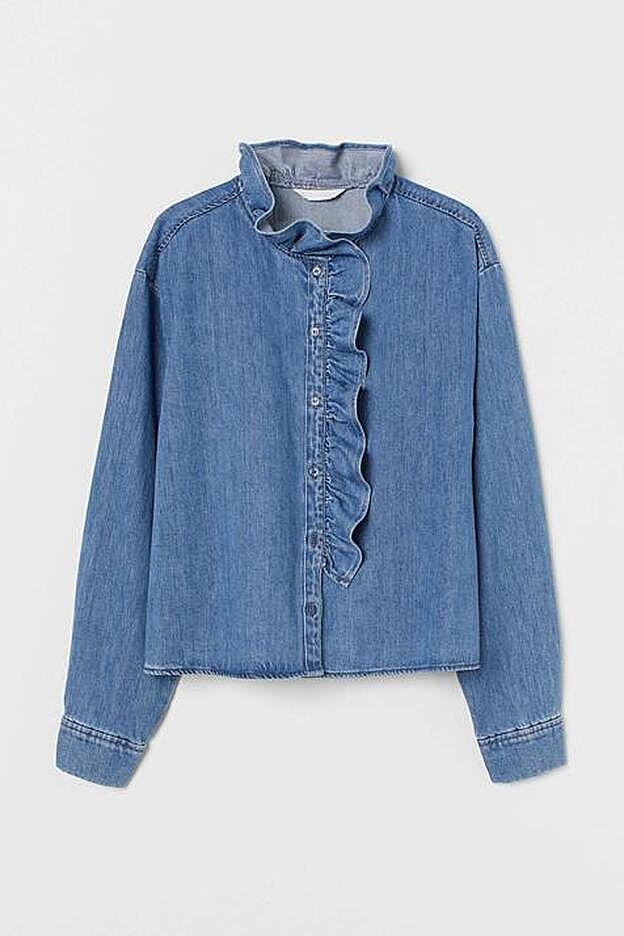 Blusa denim con volante frontal, de H&M (24,99 €).