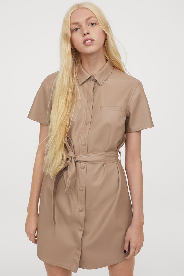 Vestido camisero de piel sintética de manga corta con cinturón a juego, de H&M (29,99 €).