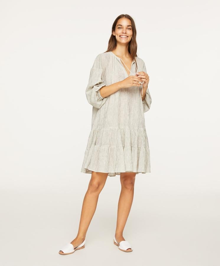 Este vestido midi de silueta 'oversize' (rebajado a 20.99 euros en Oysho) te quedará de maravilla con unas zapatillas blancas y un cárdigan de lana.