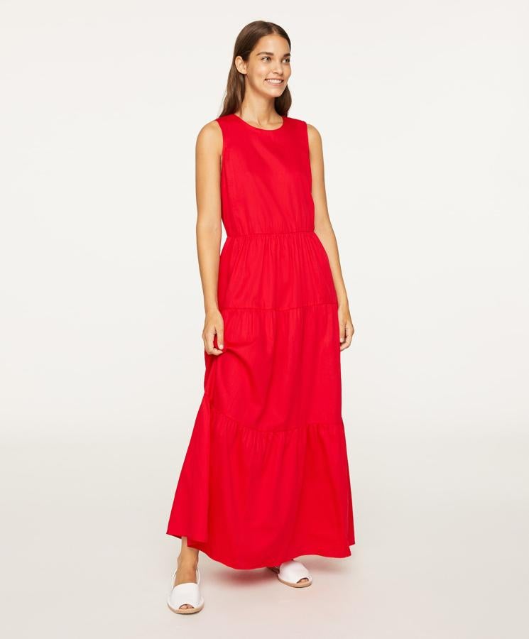 También para esos días más calurosos del entretiempo nos quedamos con este maxi vestido rojo, cómodo y muy favorecedor. Precio: 25.19 euros.