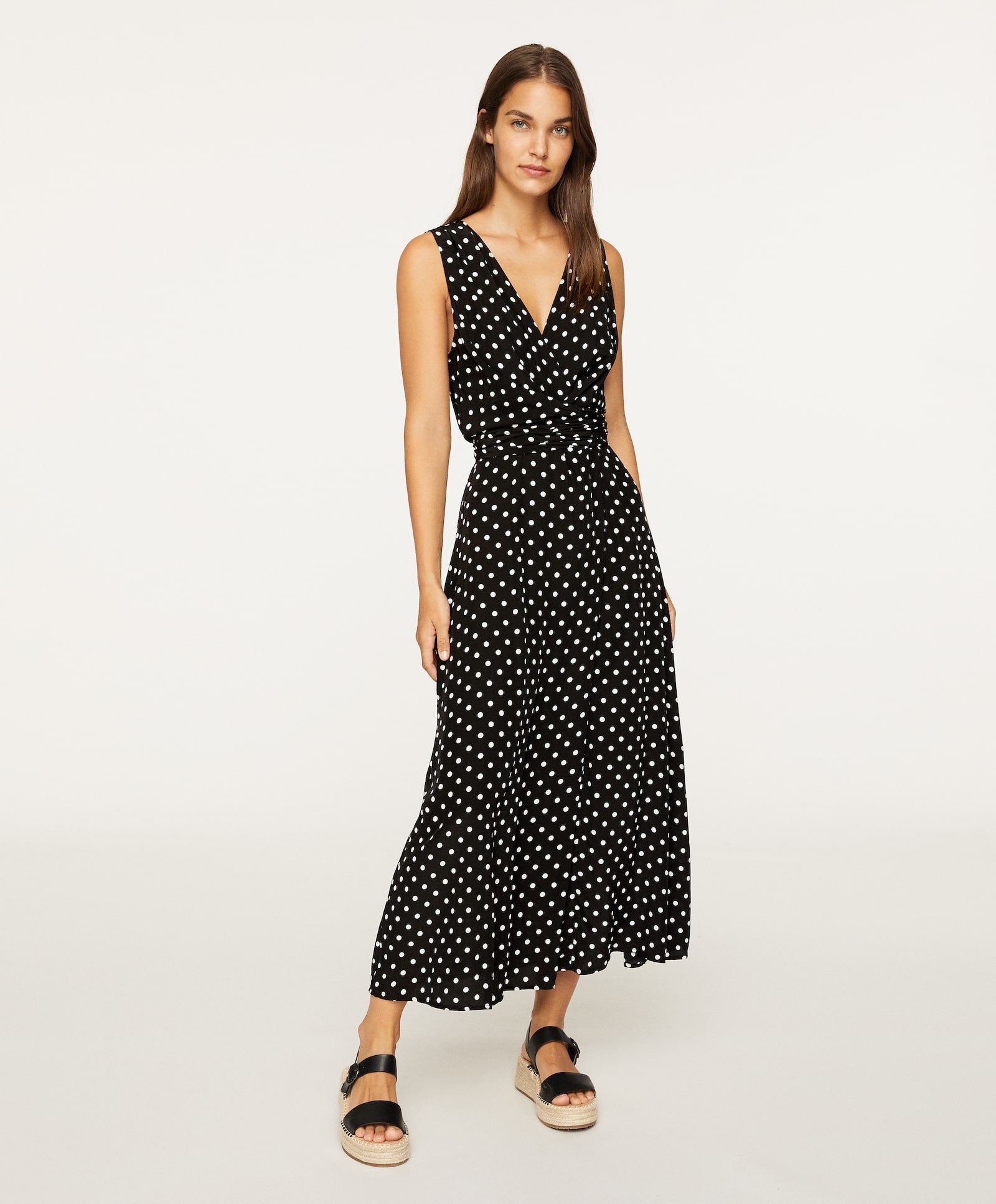 Y una opción más sofisticada con un escote súper favorecedor cruzado que, además, estiliza la silueta. PRecio rebajado en Oysho: 25.19 euros.