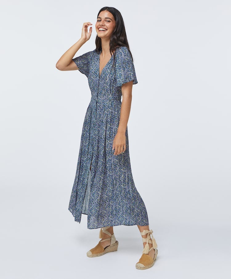 Tus looks boho del otoño necesitan este vestido abotonado de gasa estampada, que quedará ideal con botines tipo cowboy y un maxi cárdigan de lana. Cuesta 25.19 euros en los Summer Prices de Oysho.
