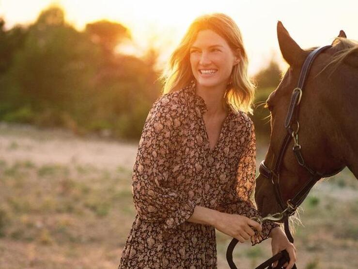 Fotos: Los vestidos de Oysho que aún puedes comprar con descuento en las rebajas y que son perfectos para lucir en otoño