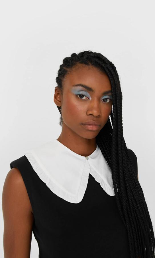 El cuello bobo arrasa en blusas y camisetas. Pero si no te convence y lo que quieres es probar, apuesta por uno de quita y pon como este de Stardivarius, que está disponible también en negro (5,99 euros). Solo tendrás que añadirlo a tu camiseta lisa favorita.