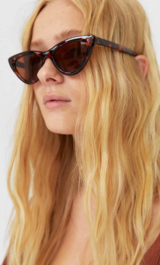 ¿Unas gafas de sol por menos de 10 euros? Sí, en Stradivarius y de diseño 'cat eye' (9,99 euros).