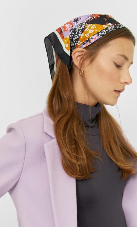 Pañuelo con estampado patchwork, perfecto para llevar al cuello, en la cabeza o como adorno de un bolso, de Stradivarius (5,99 euros).