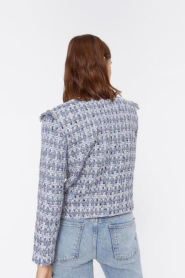 Detalle de la espalda de la chaqueta de tweed de Uterqüe.