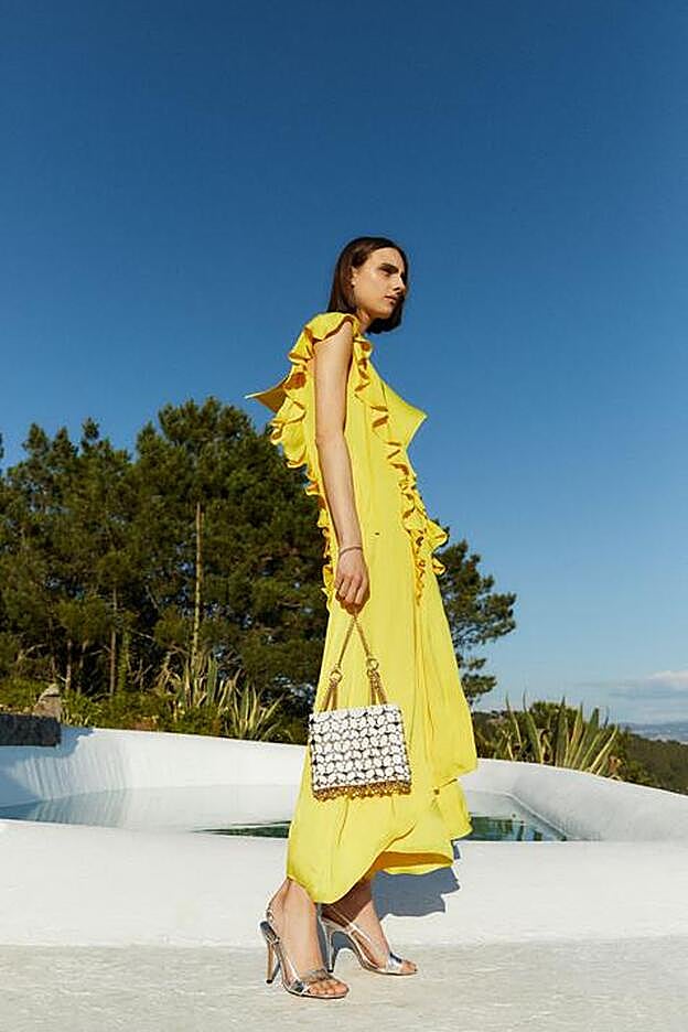 Hemos encontrado en Sfera el vestido rebajado perfecto para un look de invitada muy favorecedor.