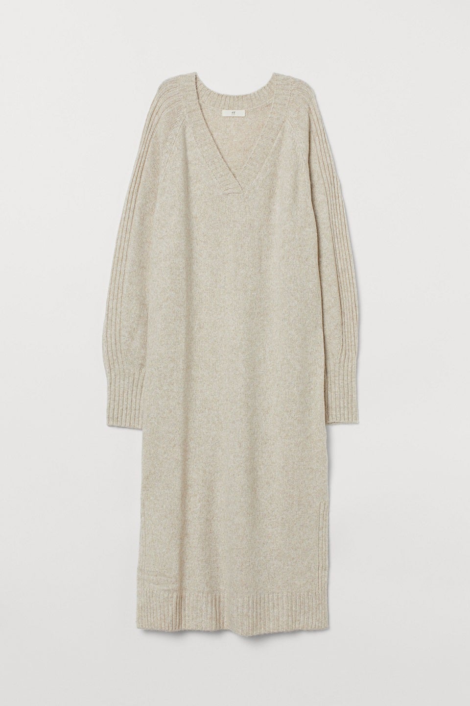 Vestido midi de punto con manga larga y escote a pico. Un best seller para el entretiempo con botas, botines, mules, bailarinas... ¡o zapatillas blancas! De H&M. (39,99 euros).