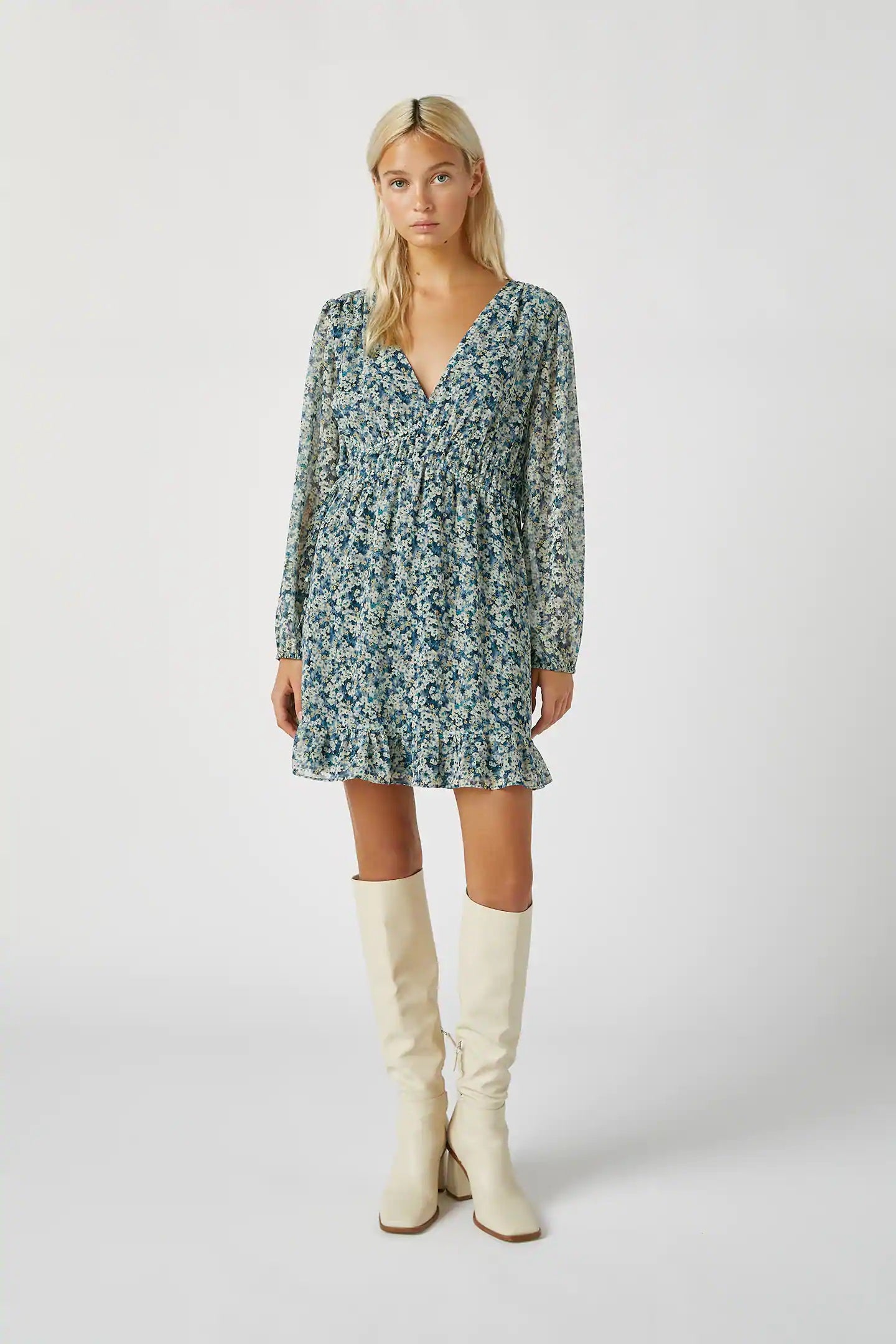 Opta por los tonos más suaves para alegrar el otoño como este vestido fluido de flores en azul con escote a pico y volantes de Pull&Bear. (29,99 euros).