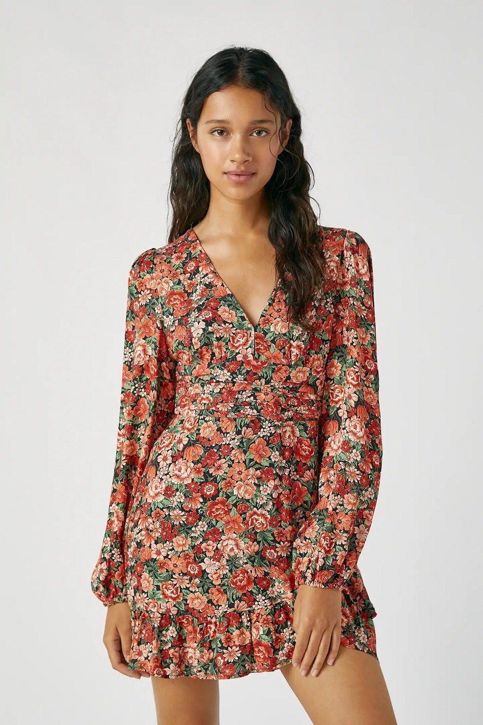 Vestido mini de flores con cintura fruncida y escote a pico. ¡Ultra favorecedor! (25,99 euros).