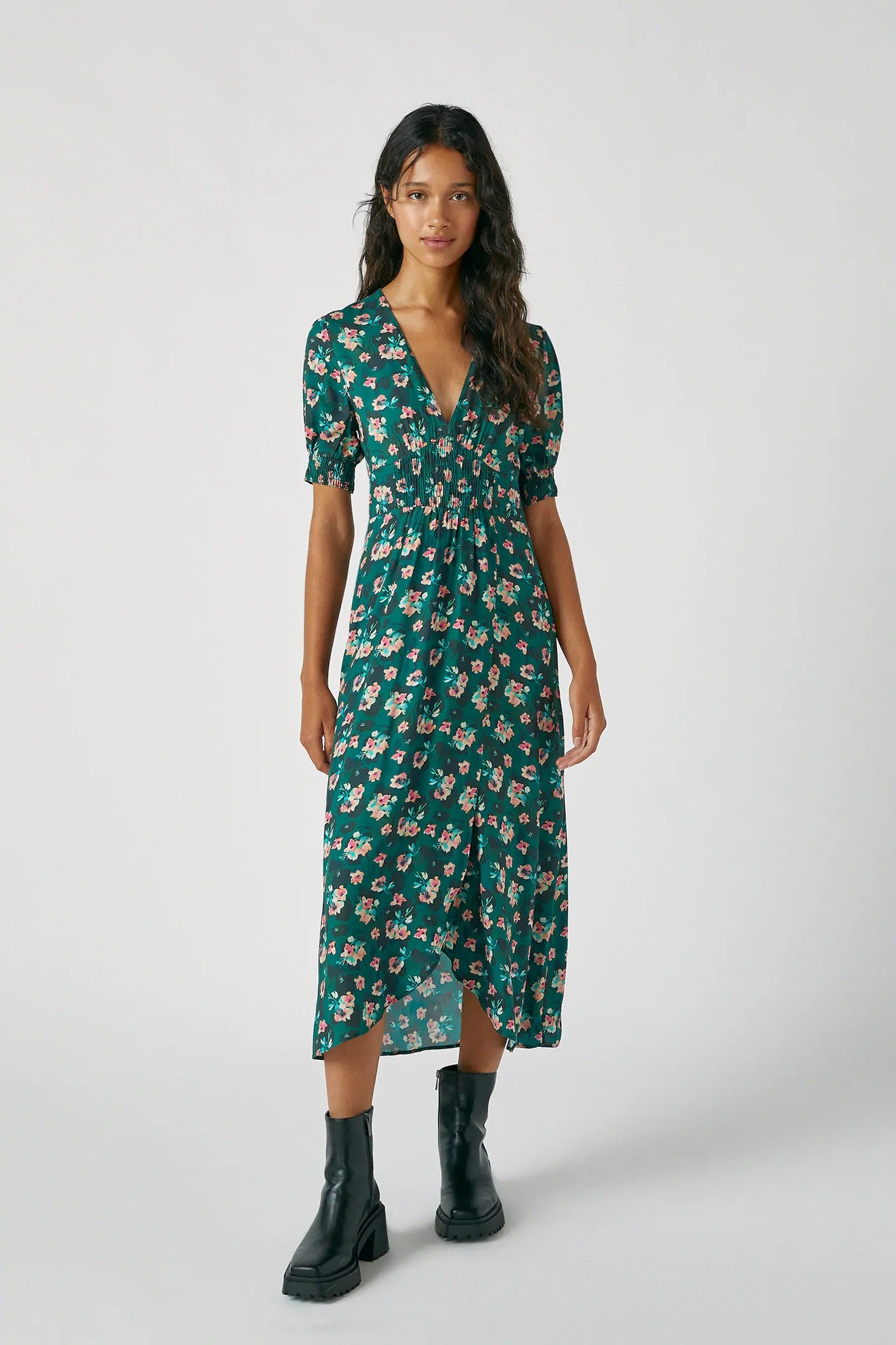 Vestido midi fruncido, asimétrico y cruzado de Pull&Bear. ¡Saca tus botines! (29,99 euros).