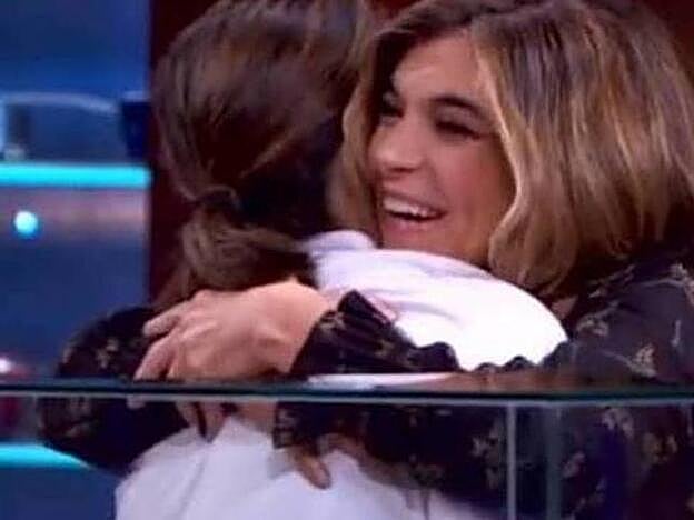 El abrazo de las hermanas Falcó en 'MasterChef Celebrity'.