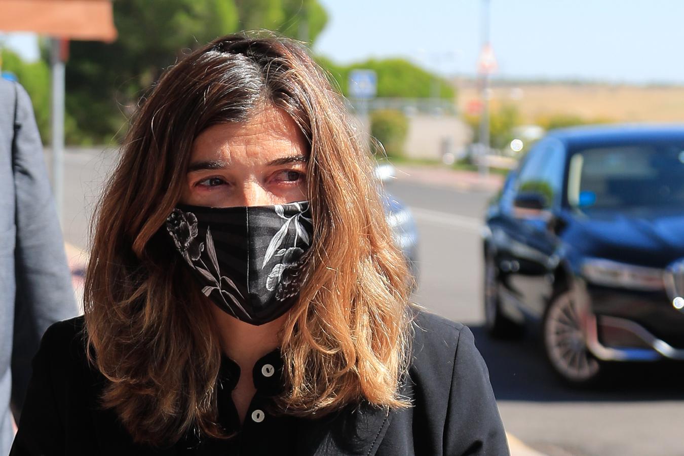 Así de destrozada llegaba Xandra Falcó al tanatorio por su marido, Jaime Carvajal y Hoyos.