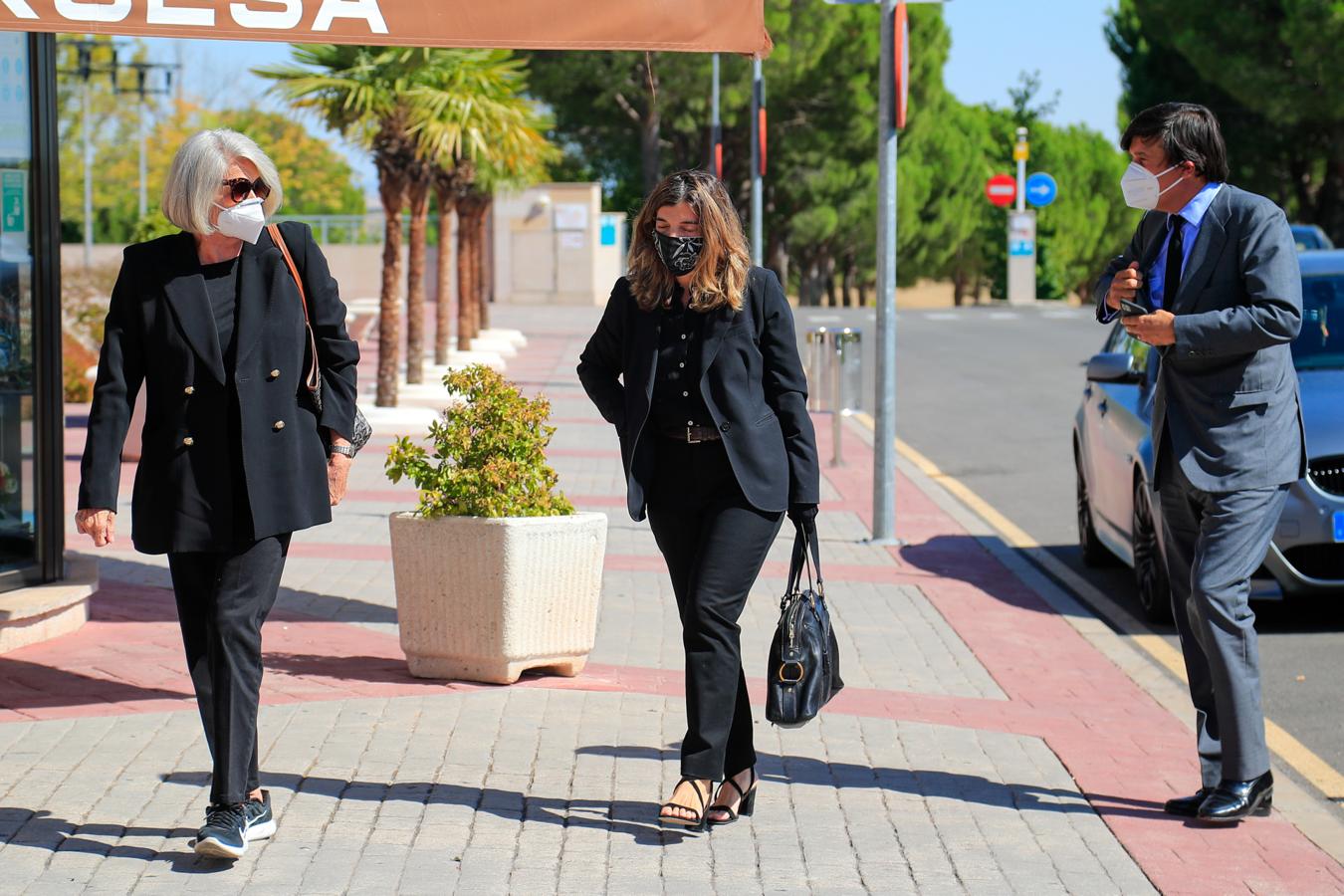 Xandra Falcó está siendo arropada, tras enviudar, por su madre, Jeannine Girod, y su hermano Manolo.