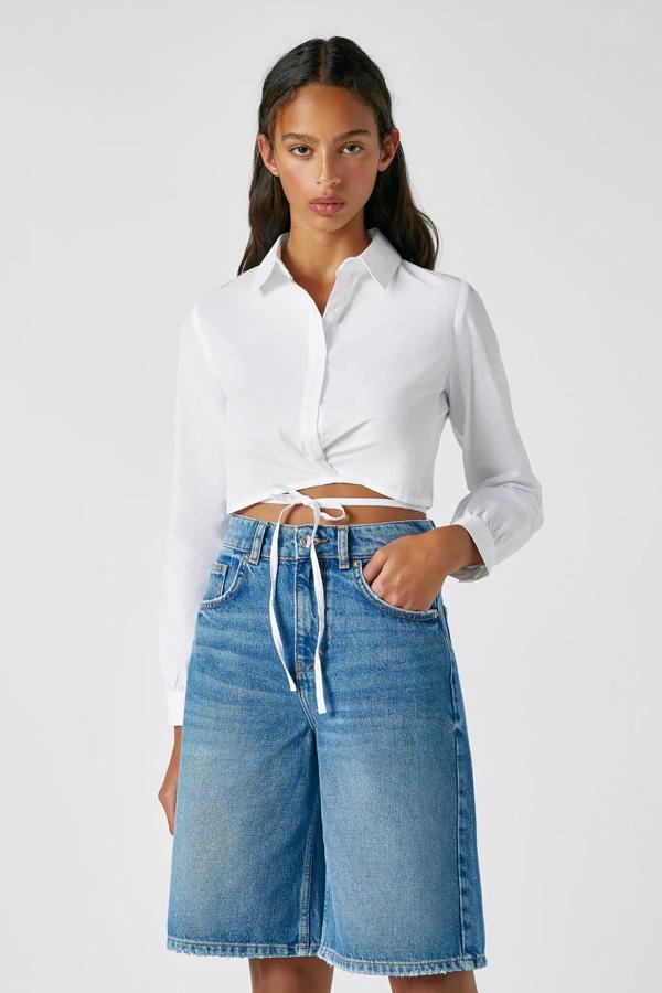 En color azul, esta bermuda vaquera larga con diseño de cinco bolsillos y confeccionada en 100% algodón tiene un precio de 25,99 euros.