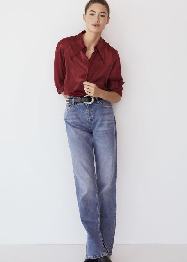 En tejido satinado de color granate, esta camisa de diseño clásico con cuello con solapas de pico y manga larga con puños abotonados tiene un precio de 29,99 euros.