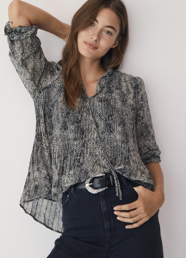 Con estampado en tonos negros, esta blusa de diseño acampanado y cuello fruncido cuenta con detalles plisados y manga larga abullonada. Tiene un precio de 29,99 euros.