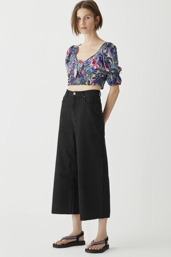 Estos jeans culotte básicos en color negro (también están disponibles en otros colores) están confeccionados en 100 % algodón y tienen un precio de 19,99 euros.