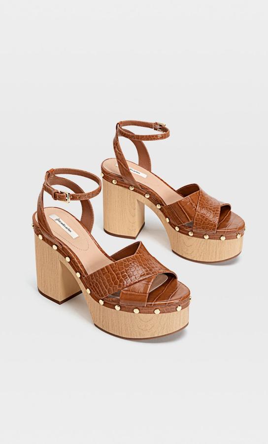Estas sandalias marrones con plataforma y tacón de 11,5 centímetros tienen un precio rebajado de 27,99 euros.
