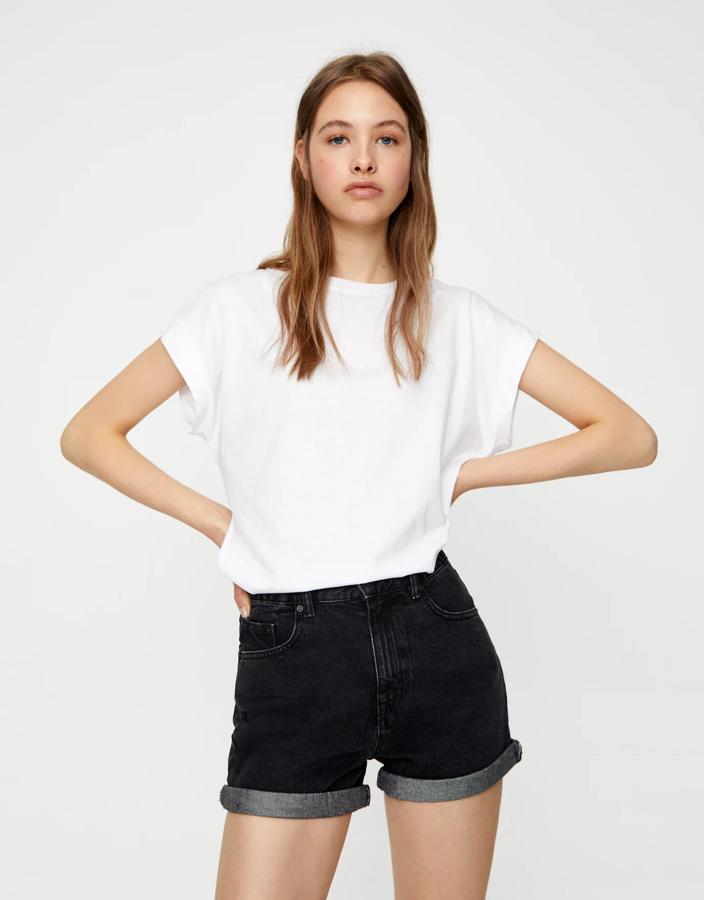 En color negro (también disponibles en otros colores), estos shorts denim de corte mom con cintura elástica con trabillas y detalle de vuelta en el bajo tienen un precio de 19,99 euros.
