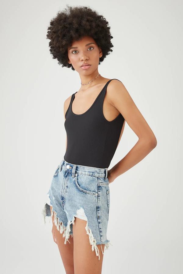 Estos shorts vaqueros de tiro alto con detalle de rotos amplios y diseño de cinco bolsillos están disponible en color azul o negro. Tienen un precio de 19,99 euros.