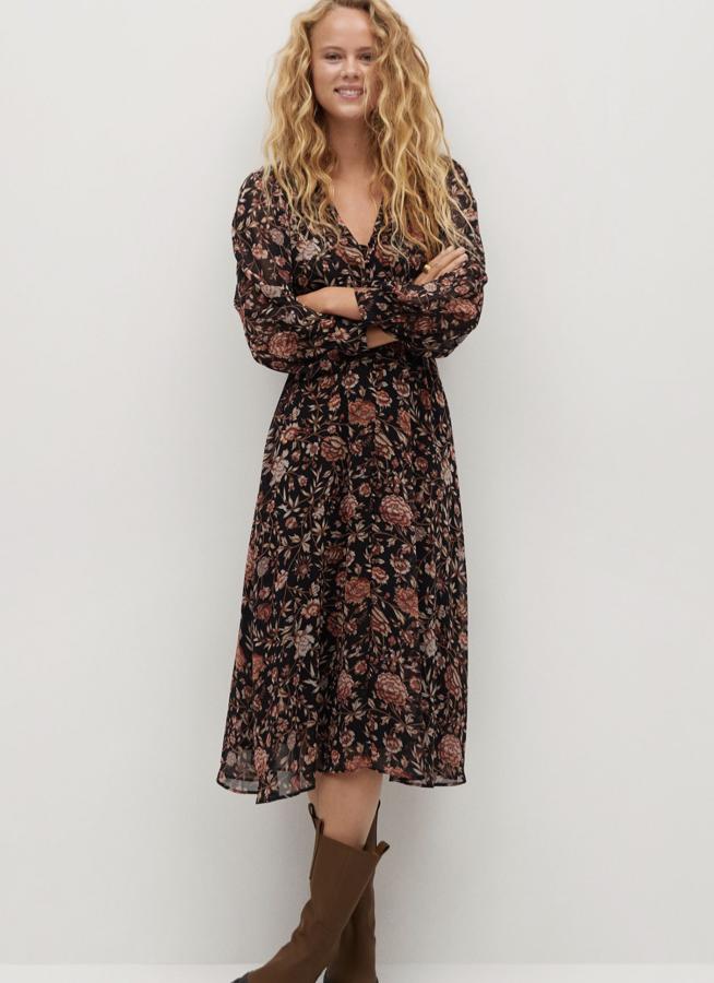 Este vestido negro de corte midi con estampado floral cuenta con escote de pico y detalles plisados. De manga larga, tiene un precio de 49,99 euros.