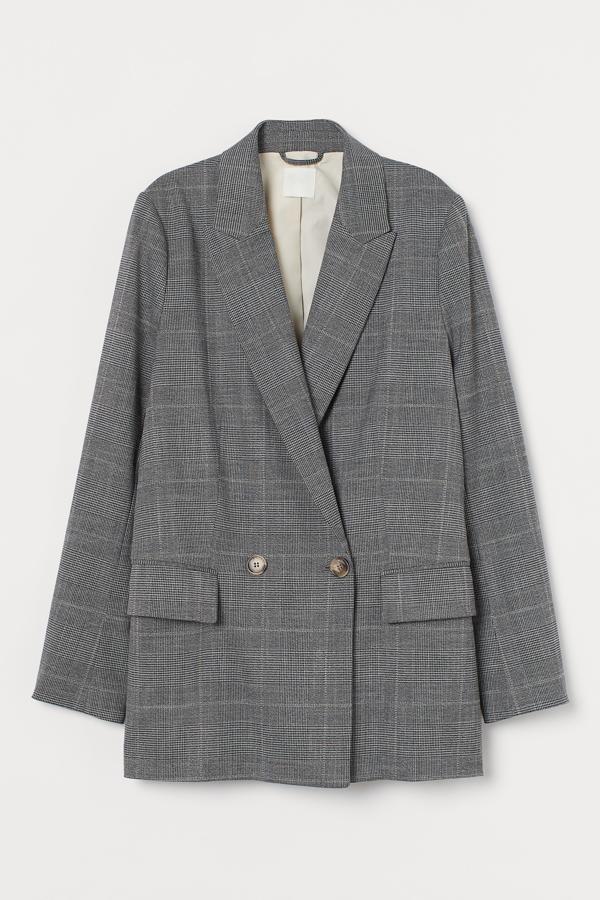 Con estampado de cuadros en color gris, esta americana de doble botonadura con solapas de muescas y bolsillos delanteros ribeteados con solapa tiene un precio de 29,99 euros.